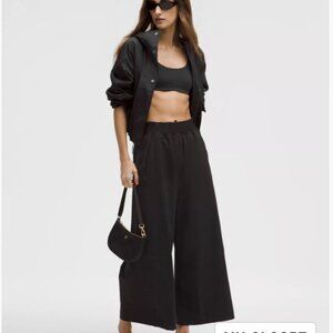 Sz L lululemon stretch-woven ruffle waist wide-legged cropped Pants